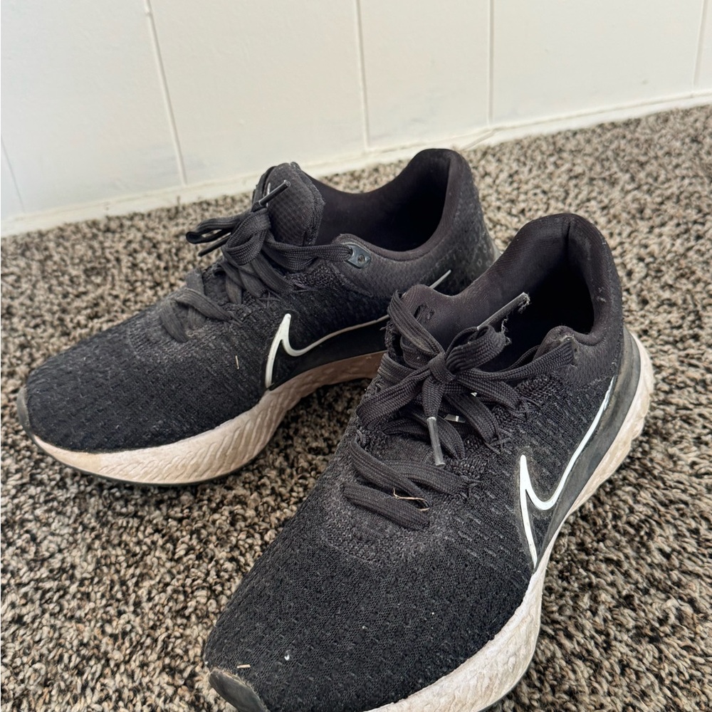 Nike women’s Black Running Shoes